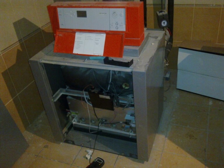 Напольный котел Viessmann Vitogas 100 во время диагностики ошибки по пламени