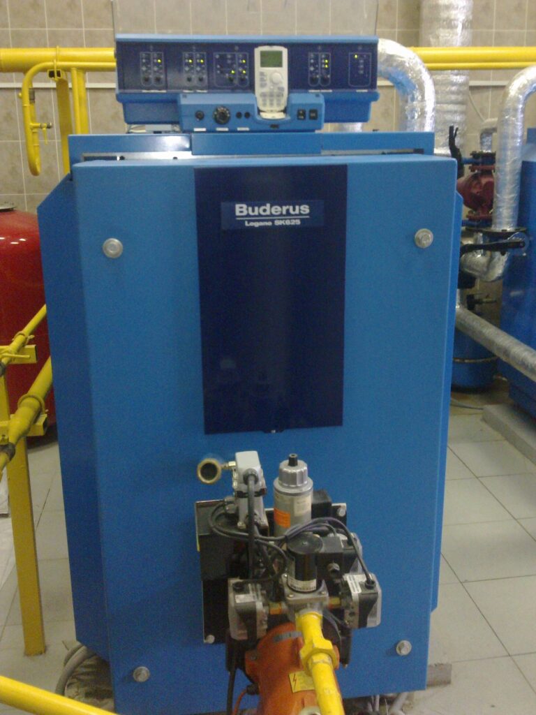 Котел Buderus Logano SK625 с газовой горелкой в котельной