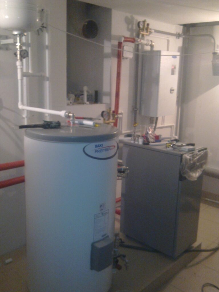 Котельная с газовым котлом Baxi Slim и бойлером Baxi Premier