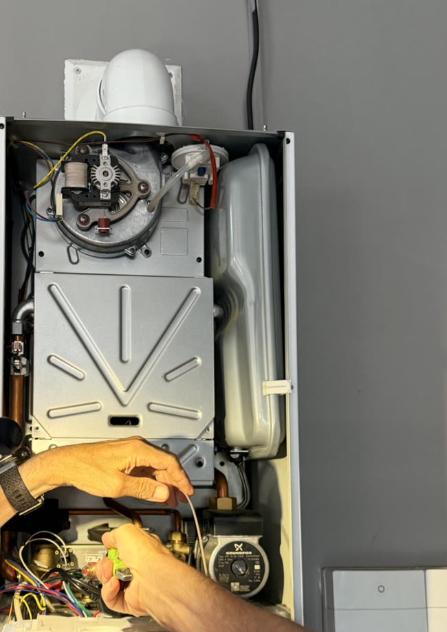 Открытый Baxi Ecolife во время диагностики ошибки E01