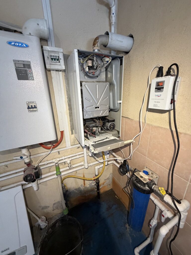 Открытый котел Baxi Ecolife во время диагностики горячей воды