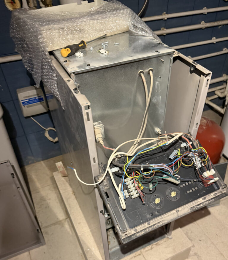 Открытый Baxi Slim перед заменой платы управления
