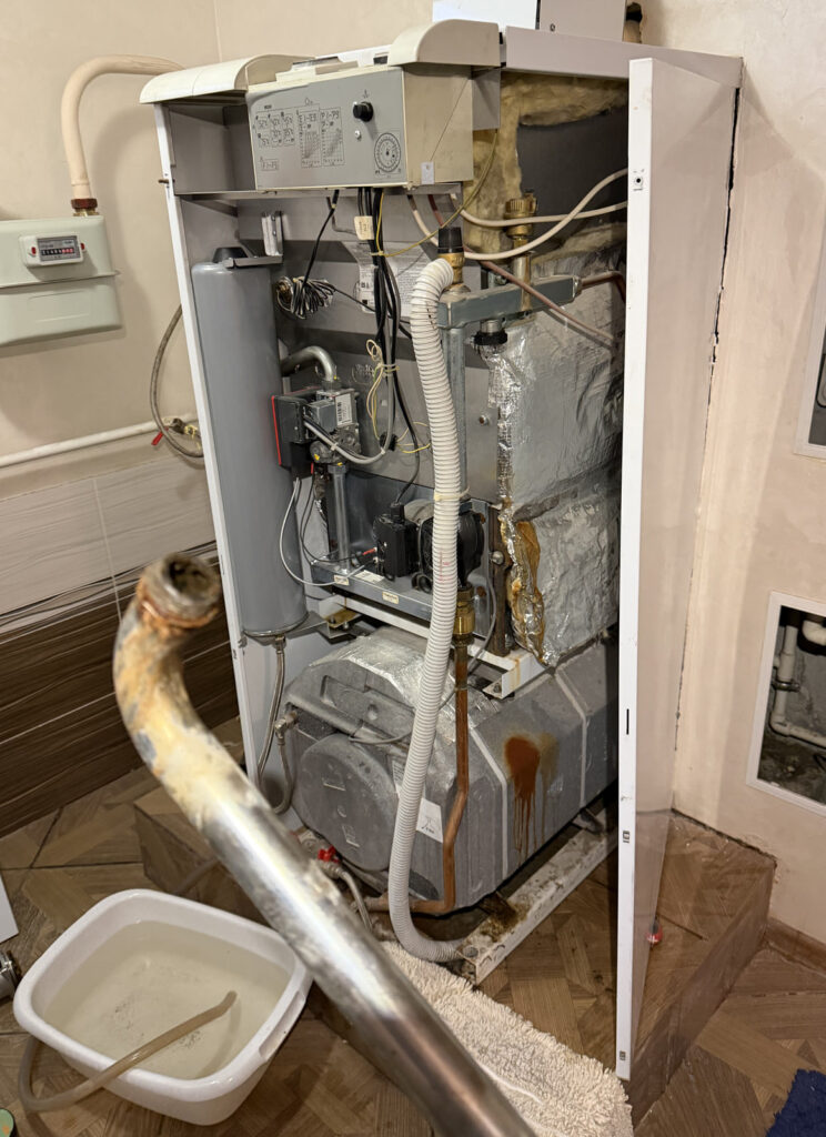 Место течи под насосом Protherm KLZ во время ремонта