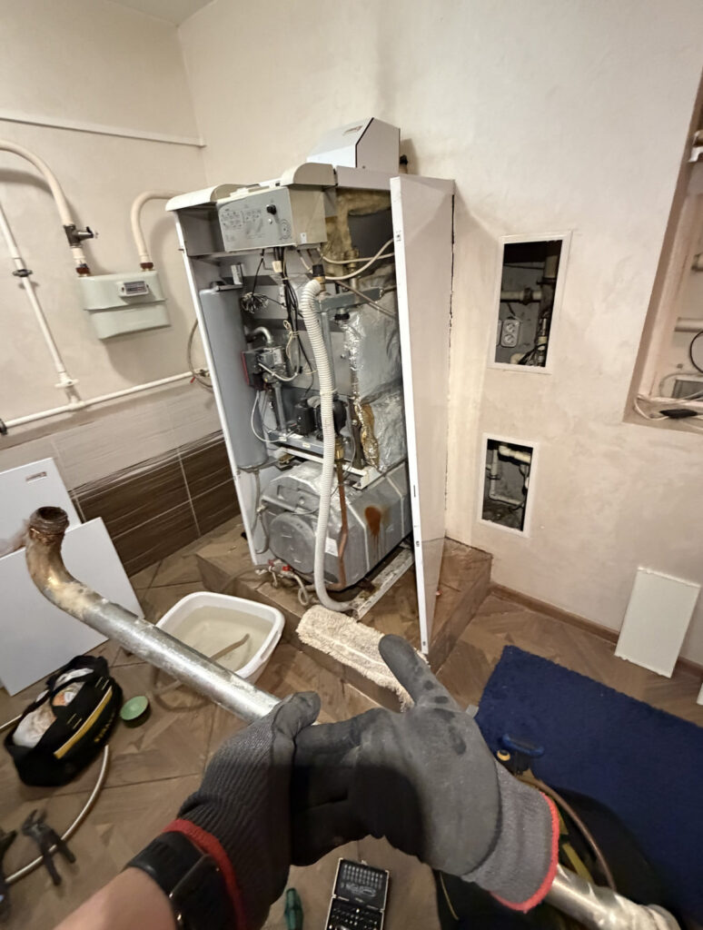 Проржавевшая труба под насосом Protherm KLZ