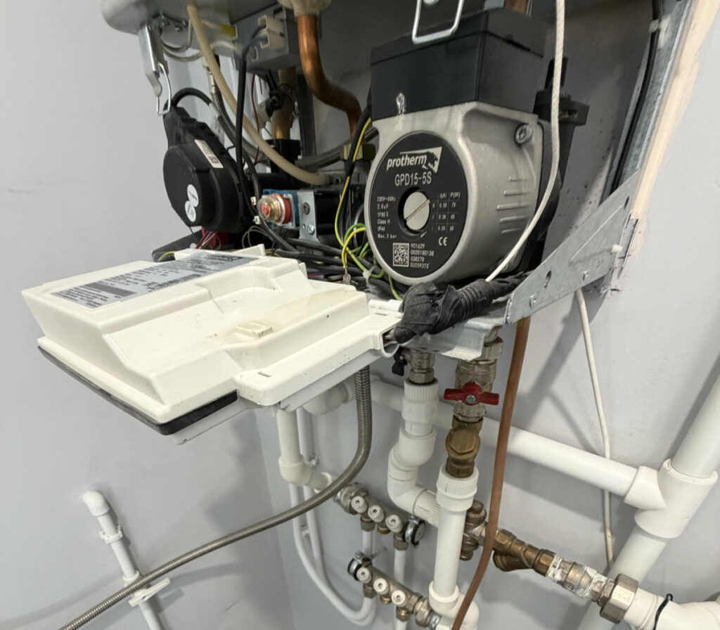Нижняя часть котла Protherm Lynx во время обслуживания