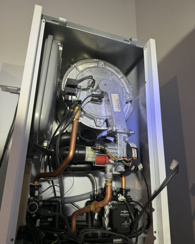 Открытый Viessmann Vitodens 200-W во время ежегодного обслуживания