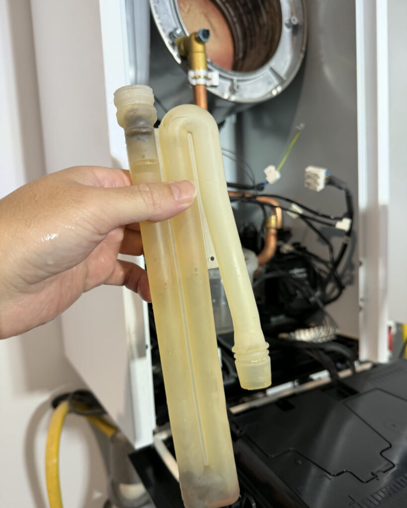 Сифон конденсата Viessmann Vitodens 200-W во время обслуживания