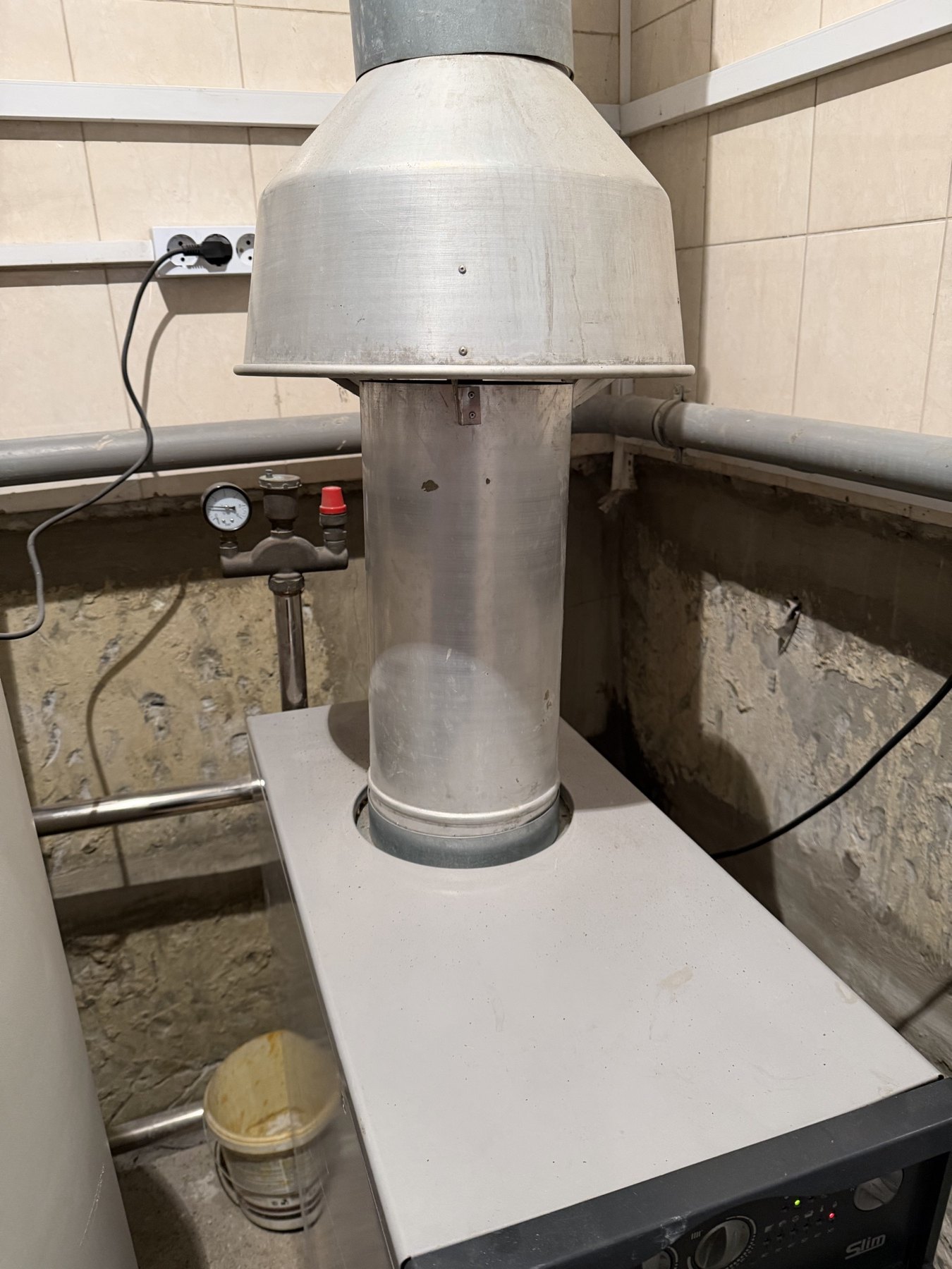 Проверка верхней части напольного газового котла Baxi Slim и дымохода